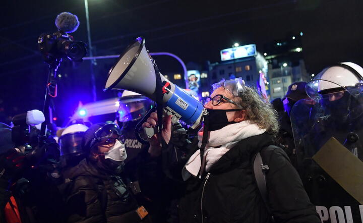 Marta Lempart wulgarnie i czynnie atakuje policję / autor: fotoserwis PAP