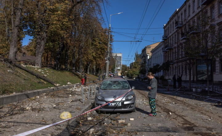 Po ataku rakietowym w centrum Kijowa, 10 października / autor: PAP/EPA/ROMAN PILIPEY