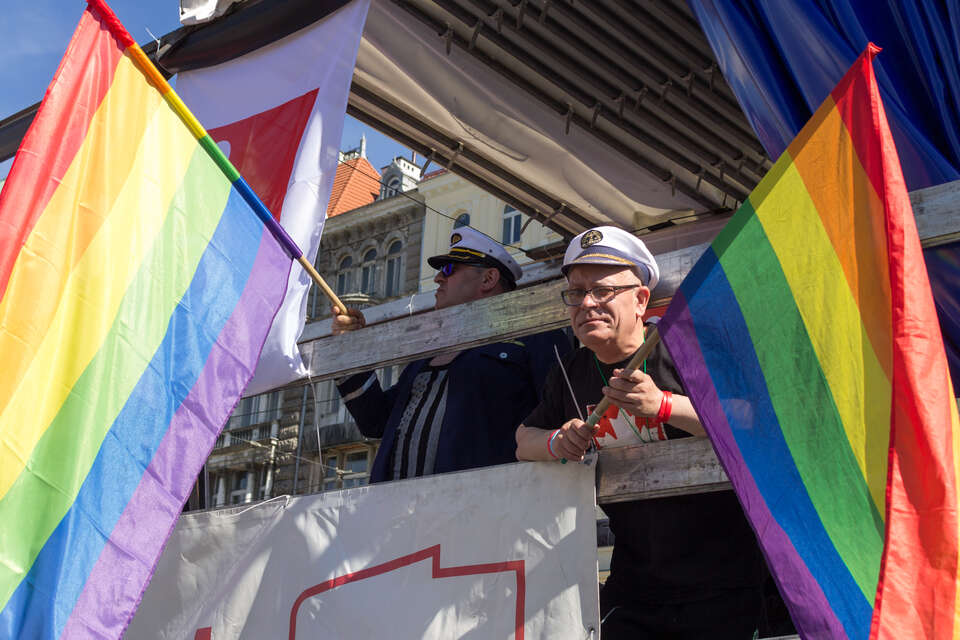 Władza depcze konstytucję. Tęczowe małżeństwa w każdym urzędzie!