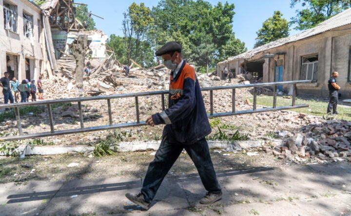 Odgruzowywanie zniszczeń po rosyjskim ataku w mieście Lubotyn w obwodzie charkowskim / autor: PAP/Mykola Kalyeniak