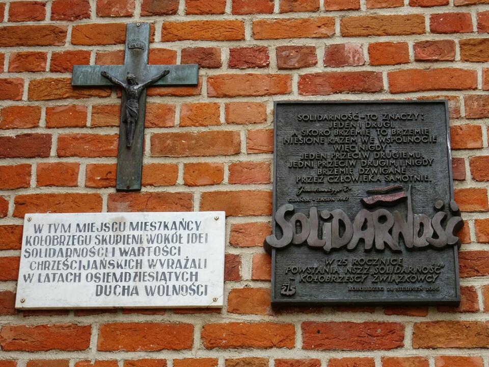 Tablica poswiecona aktywnosci solidarnosciowej w latach 80. w Kolobrzegu, sciana zewnetrzna katedry w Kolobrzegu   / autor: Fot. wPolityce.pl, lipiec 2017 roku.