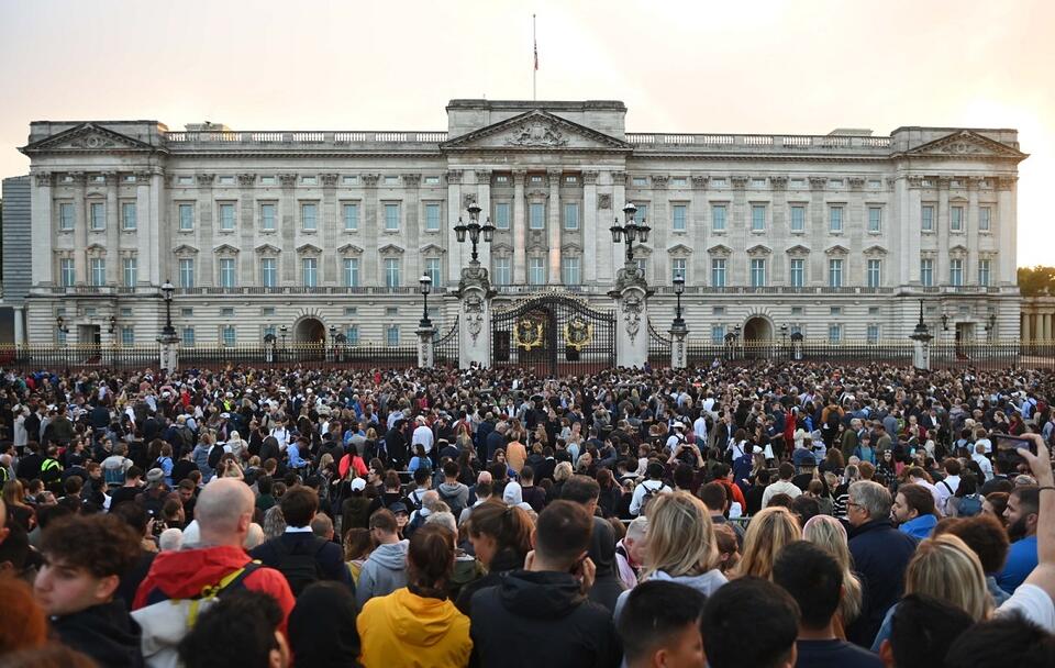 Brytyjczycy w żałobie! Tłumy przed Pałacem Buckingham