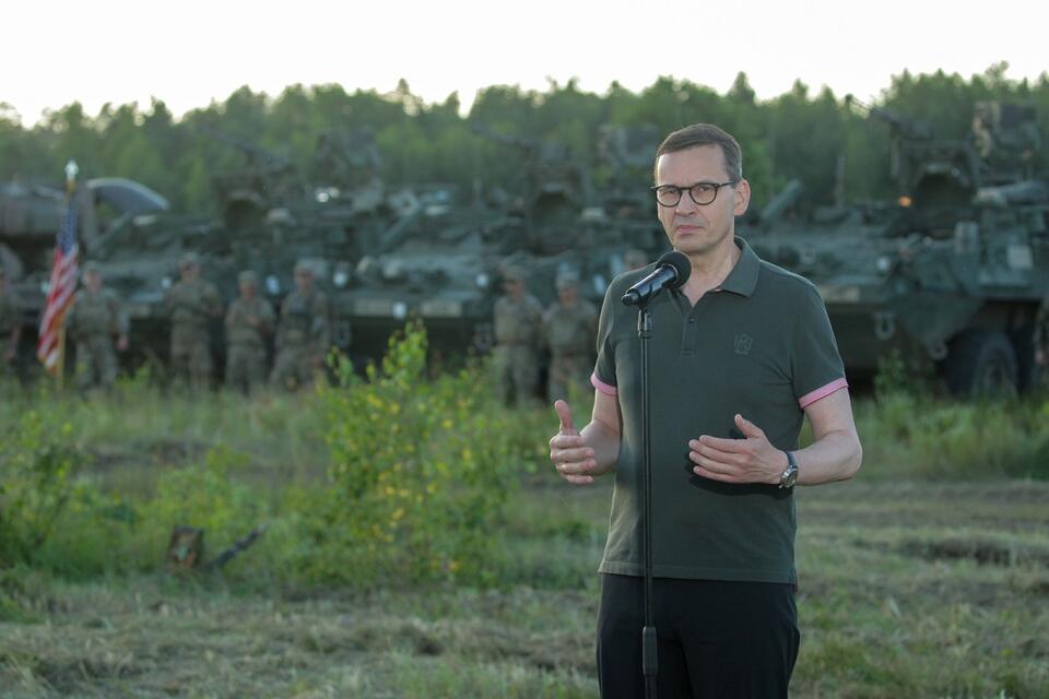 Premier Mateusz Morawiecki podczas spotkania z żołnierzami wielonarodowej grupy bojowej eFP NATO na poligonie w Orzyszu / autor: PAP/Tomasz Waszczuk