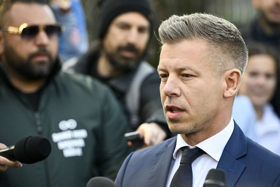 Peter Magyar, lider zwycięskiej w wyborach parlamentarnych na Węgrzech partii TISZA / autor: PAP/EPA/Robert Hegedus