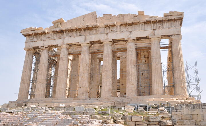 Grecja to ojczyzna demokracji. Na zdjęciu: Ateny, Partenon (w remoncie) fot. www.freeimages.com