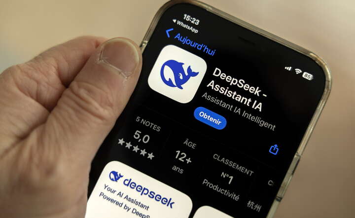 Aplikacja AI chińskiej firmy Deepseek na smartfonie / autor: PAP/EPA/SALVATORE DI NOLFI 