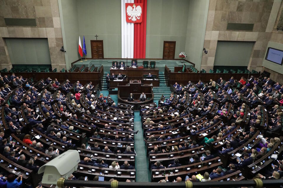 Posłowie na sali obrad Sejmu w drugim dniu posiedzenia inaugurującego X kadencję izby / autor: PAP/Tomasz Gzell