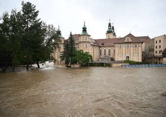 "Toniemy". Dramatyczna sytuacja powodziowa w kolejnych miastach