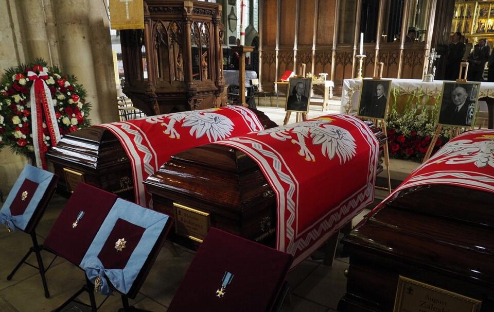 Msza żałobna w dniu pożegnania szczątków trzech prezydentów RP na uchodźstwie w kościele św. Marii Magdaleny w mieście Newark-on-Trent. Dziś prochy trafią do Polski / autor: Twitter:@FundacjaPPnW