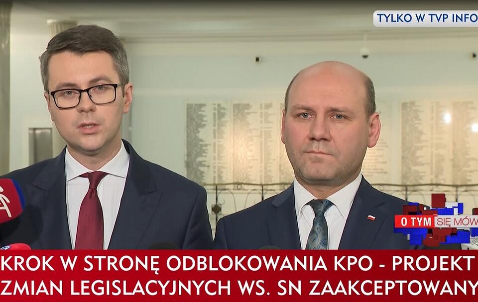 Piotr Muller i Szymon Szynkowski vel Sęk / autor: screenshot TVP INFO