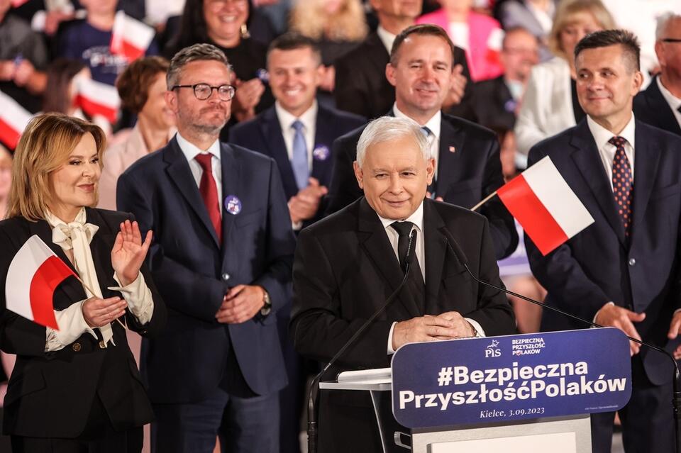 Wicepremier, prezes PiS Jarosław Kaczyński (C) podczas prezentacji kandydatów KW Prawa i Sprawiedliwości w wyborach parlamentarnych 2023. / autor: PAP/Adam Kumorowicz