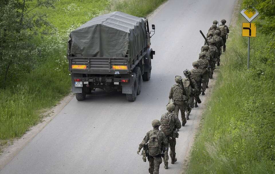 żołnierze podczas manewrów, zdjęcie ilustracyjne / autor: Fratria