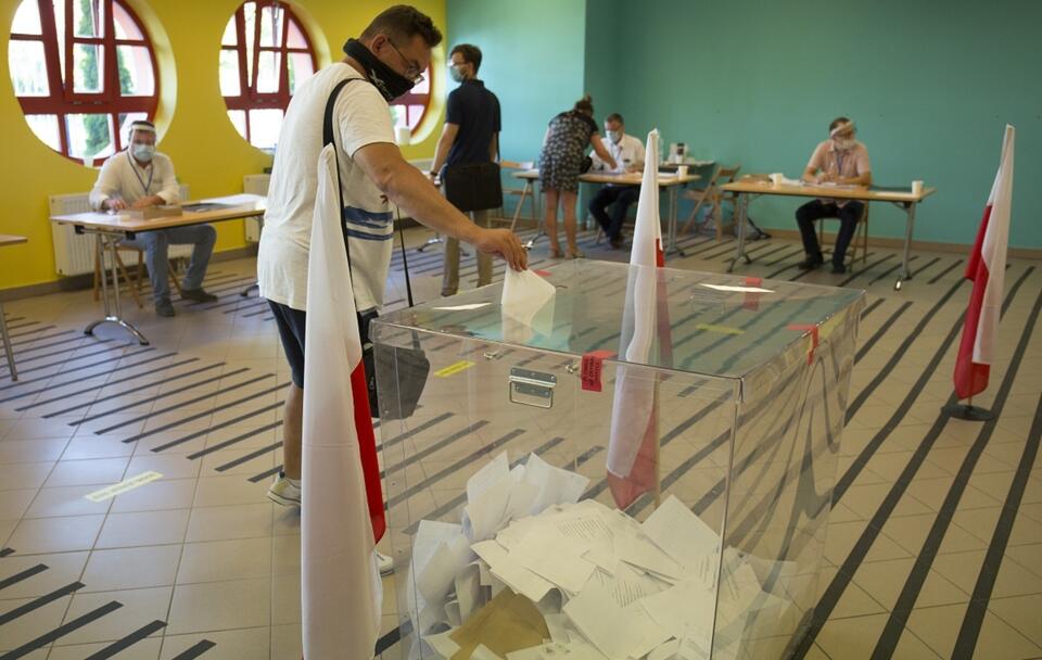 Głosowanie podczas wyborów prezydenckich w 2020 r. Pierwotnie miały odbyć się w maju, w formie korespondencyjnej. Ostatecznie zostały przesunięte na czerwiec i lipiec / autor: Fratria