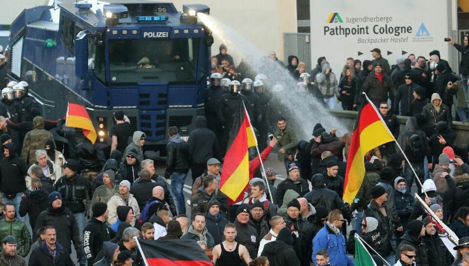 Niemiecka policja rozpędza demonstrację Pegidy, PAP/EPA