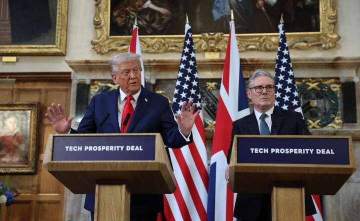 Prezydent USA Donald Trump (L) i premier Keir Starmet na konferencji po podpisaniu technologicznej umowy inwestycyjnej / autor: PAP/EPA/NEIL HALL