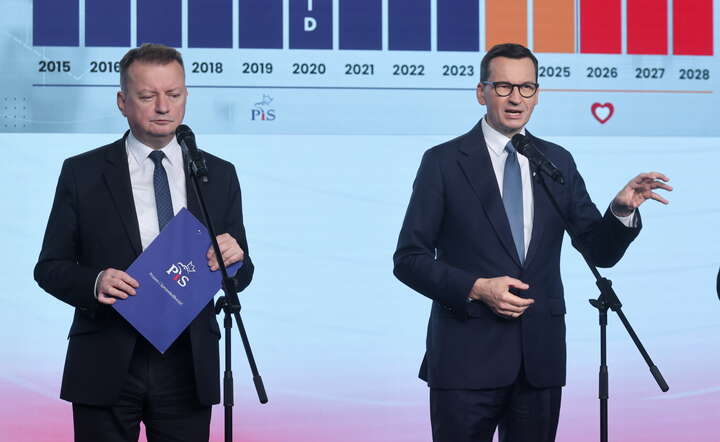 Przewodniczący KP PiS Mariusz Błaszczak (L) oraz poseł PiS Mateusz Morawiecki (P) podczas konferencji prasowej  / autor: PAP/Albert Zawada