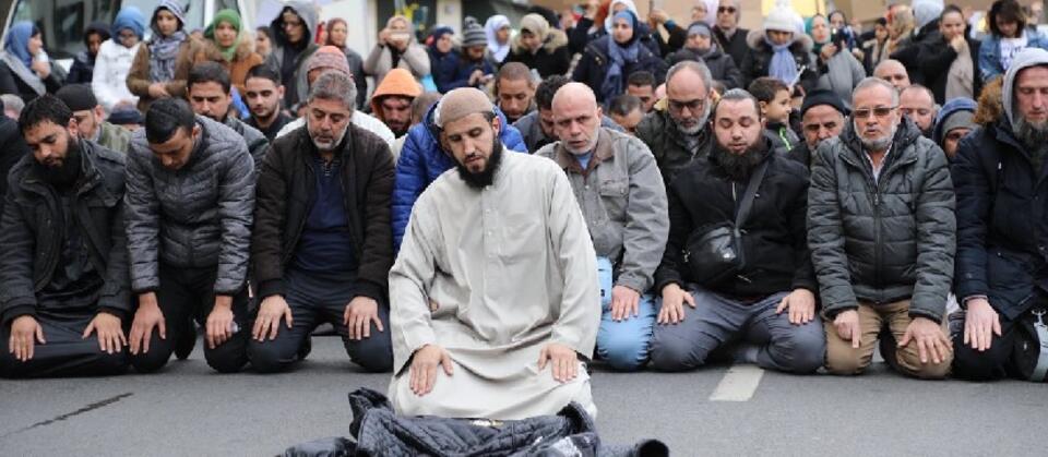 Muzułmanie modlący się na ulicach Paryża / autor: Twitter/@Audrey_lellois