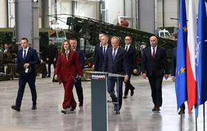 Premier Donald Tusk i m.in. szef MON Władysław Kosiniak-Kamysz w siedzibie firmy PIT-RADWAR w Kobyłce / autor: PAP/Albert Zawada