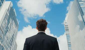 Miliarder oszukał 600 osób. Teraz mieszka w Afryce, "jest nieuchwytny"