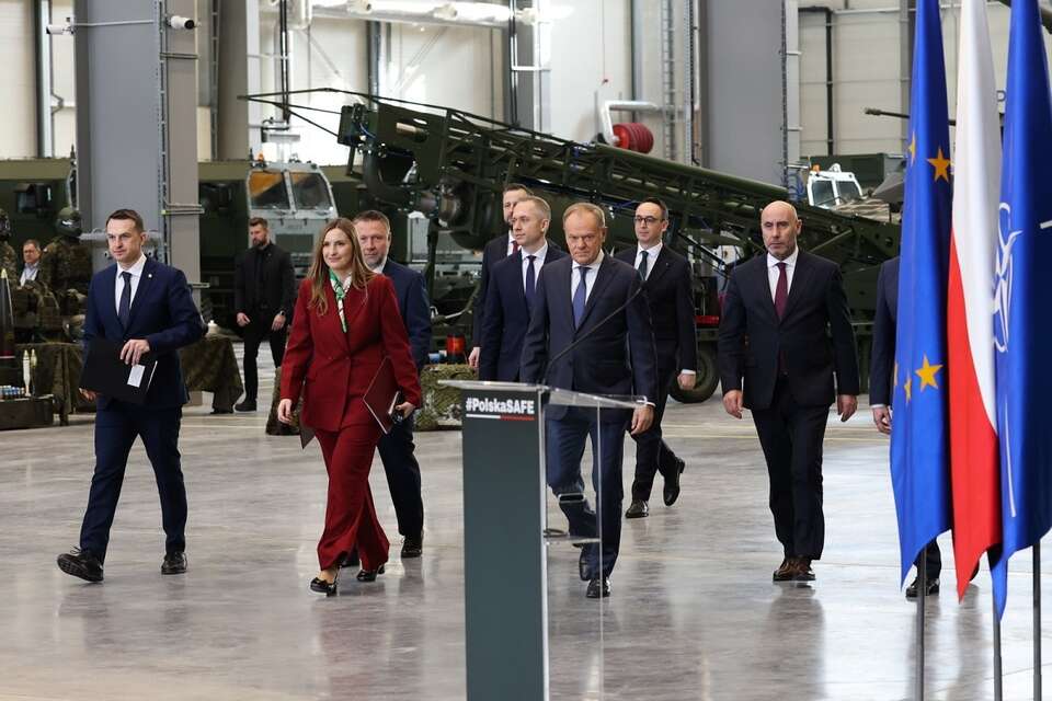 Premier Donald Tusk i m.in. szef MON Władysław Kosiniak-Kamysz w siedzibie firmy PIT-RADWAR w Kobyłce / autor: PAP/Albert Zawada