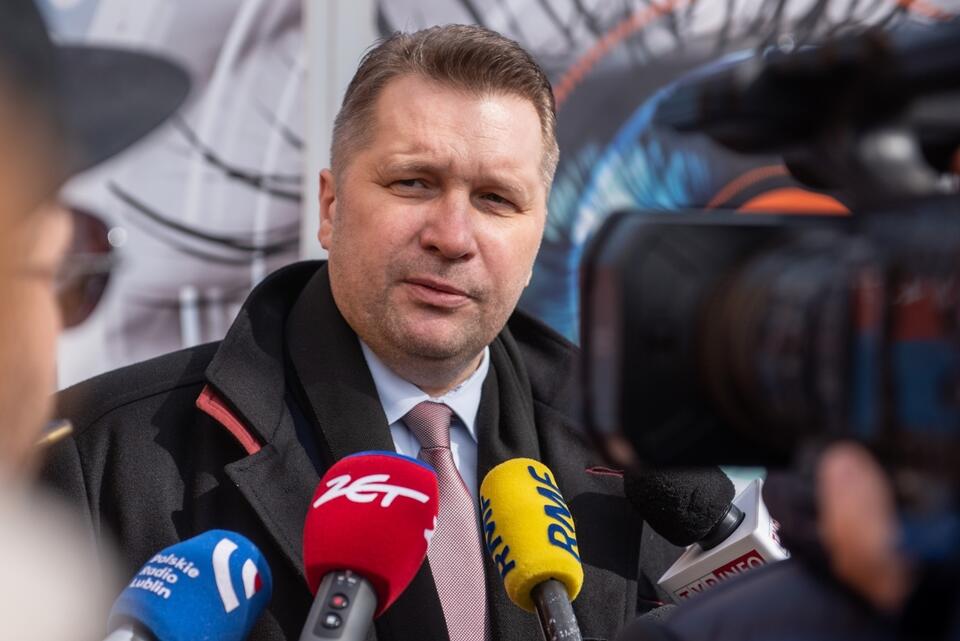 Minister edukacji i nauki Przemysław Czarnek podczas spotkania z mediami w Gminnym Ośrodku Kultury w miejscowości Wysokie. / autor: PAP/Wojtek Jargiło