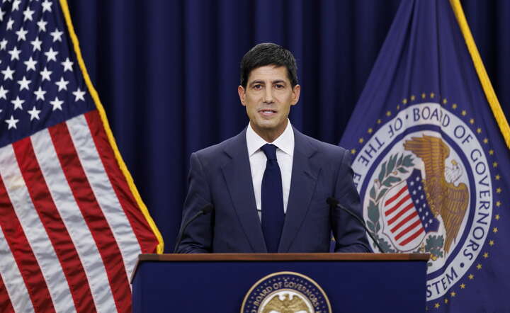 Nowy szef Fed Kevin Warsh jest jednoznacznie kojarzony jako człowiek prezydenta Trumpa / autor: PAP/EPA/WILL OLIVER