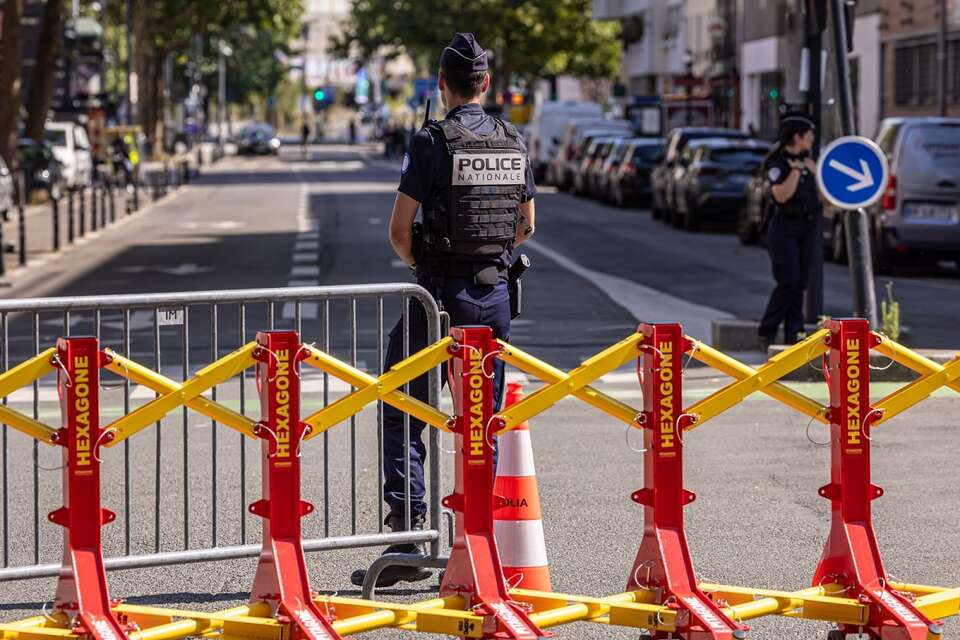 Policjant zaatakowany nożem w centrum Paryża! Jest ranny