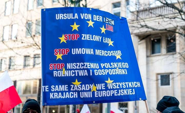 Można się spodziewać w Gdańsku podobnych transparentów, co na proteście rolników w Warszawie 3 stycznia / autor: Fratria /LK