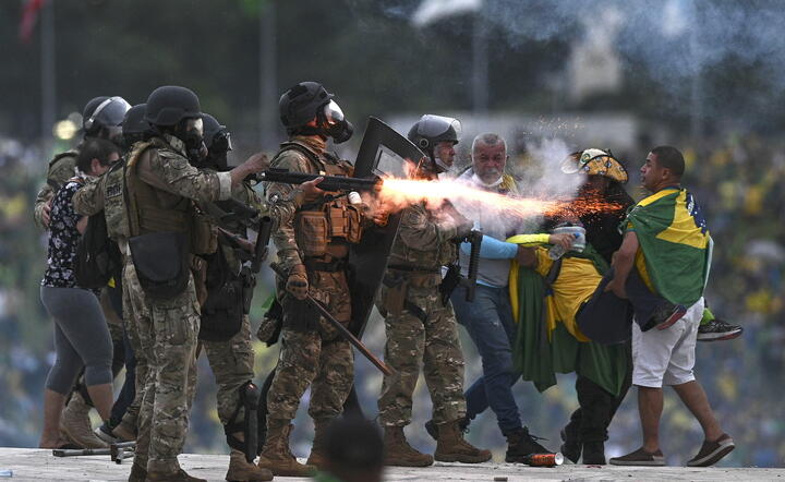 policja w Brazylii stawia czoło zwolennikom byłego prezydenta tego kraju, Jaira Bolsonaro / autor: fotoserwis PAP