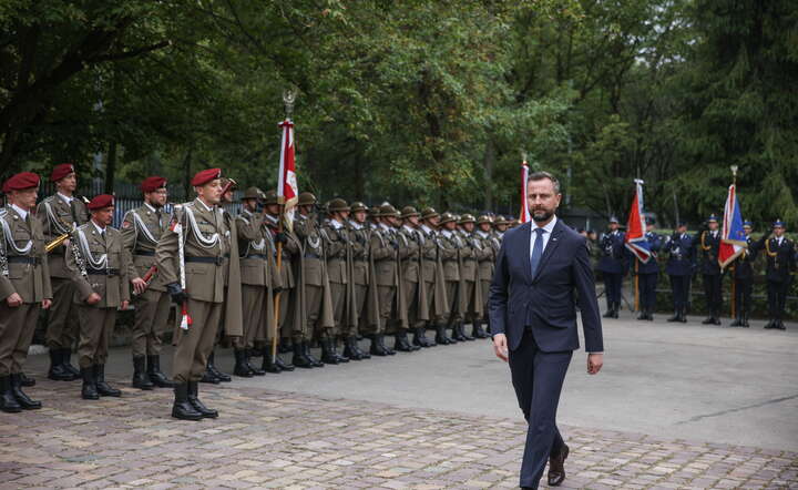 Wicepremier, minister obrony narodowej Władysław Kosiniak-Kamysz (C) podczas uroczystości przed pomnikiem Armii Kraków na Cmentarzu Rakowickim w Krakowie, 1 bm. Trwają obchody 85. rocznicy wybuchu II wojny światowej / autor: PAP