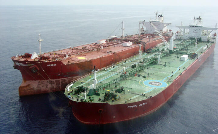 Tankowiec taki jak "Front Glory" (z prawej), liczący 300 metrów długości może pomieścić 80 tysięcy ton ropy, tj. ponad pół miliona baryłek fot. www.freeimages.com