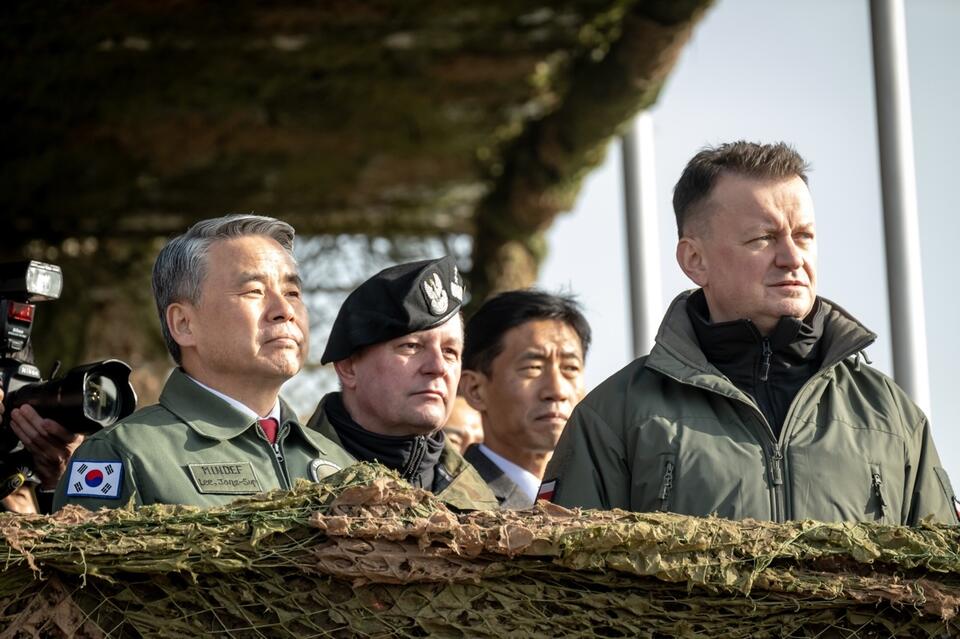 Wicepremier, minister obrony narodowej RP Mariusz Błaszczak (P) i minister obrony Korei Południowej Lee Jong-Sup (L). / autor:  PAP/Tytus Żmijewski