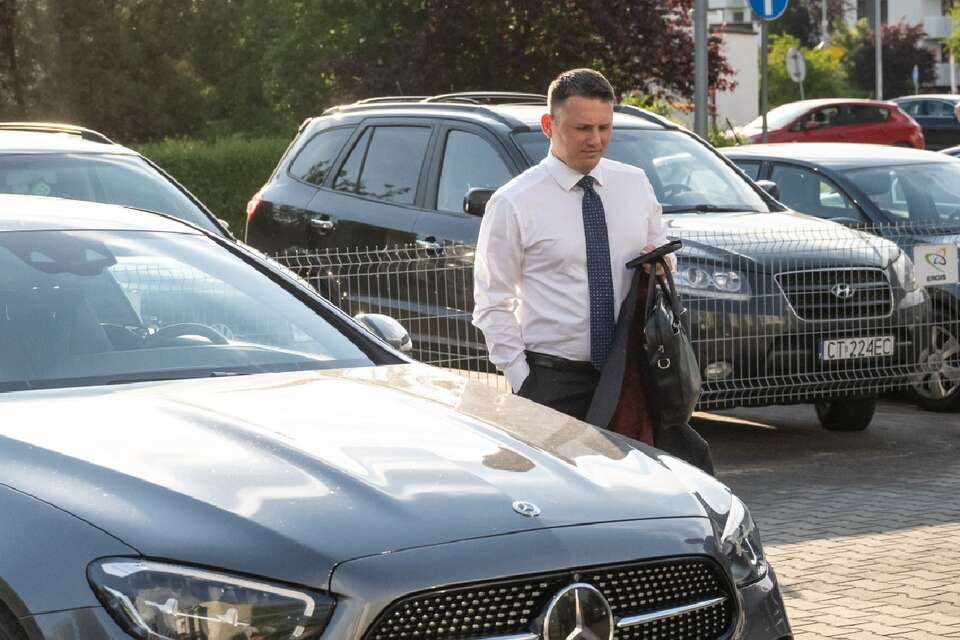 Sławomir Mentzen w drodze na spotkanie z kandydatem KO Rafałem Trzaskowskim w Toruniu / autor: PAP/Tytus Żmijewski