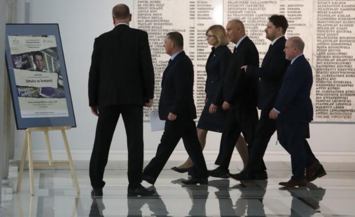 Prezes NIK Marian Banaś (2L) opuszcza budynek Sejmu po spotkaniu z marszałek Sejmu Elżbietą Witek / autor: PAP/Leszek Szymański