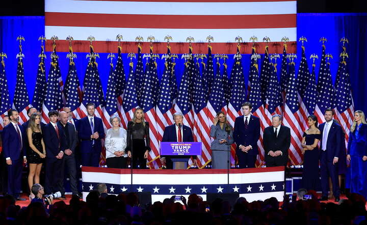 Miting Donalda Trumpa (C) na Florydzie po zakończeniu głosowania w wyborach prezydenckich / autor: PAP/EPA/CRISTOBAL HERRERA-ULASHKEVICH