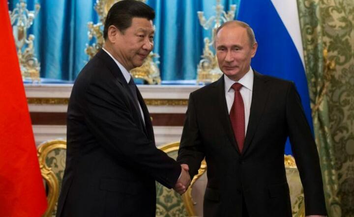 Prezydent Chin Xi Jinping z prezydentem Rosji Władimirem Putinem  / autor: PAP/EPA/ALEXANDER ZEMLIANICHENKO/POOL