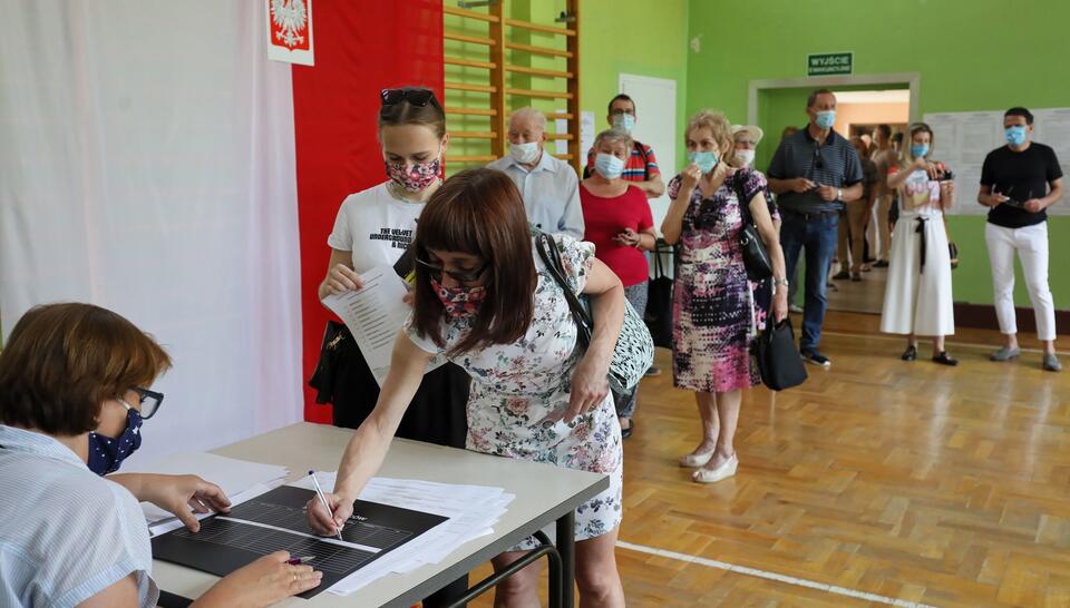 Głosowanie w lokalu wyborczym przy ul. Spartańskiej w Warszawie / autor: PAP/Paweł Supernak