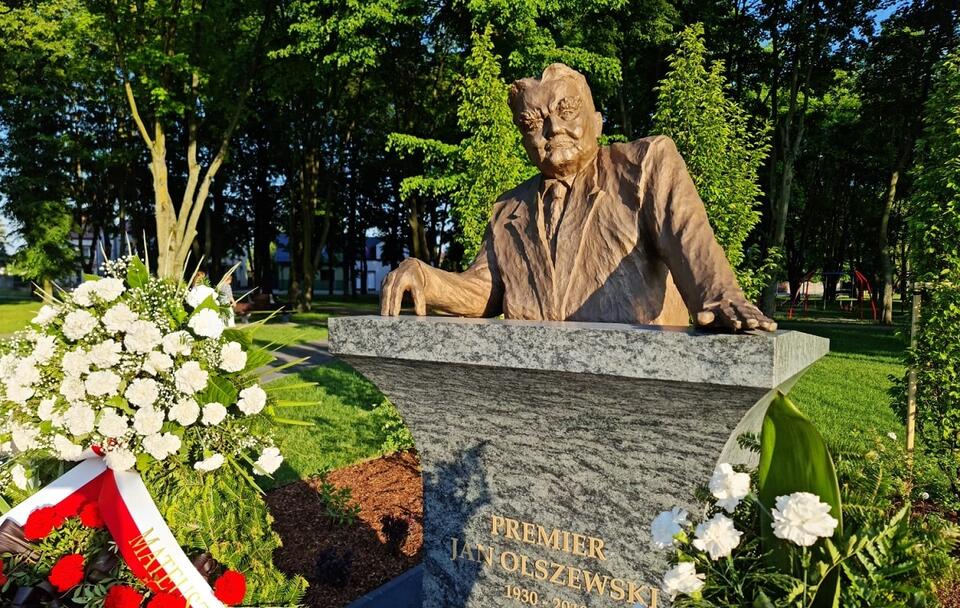 Pomnik premiera Jana Olszewskiego w Okuniewie / autor: Marek Pyza/Fratria