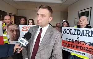 Robert Bąkiewicz po rozprawie przed sądem w Zamościu. / autor: X/ROG