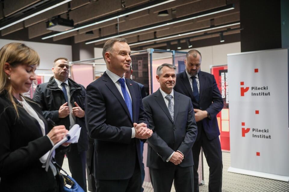 Prezydent Rzeczypospolitej Polskiej Andrzej Duda (L) podczas spotkania z ukraińskimi i białoruskimi wolontariuszami w Instytucie Pileckiego w Berlinie / autor: PAP/Leszek Szymański