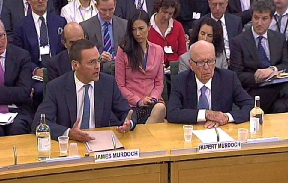 Rupert Murdoch i jego syn zeznają przed komisją parlamentu brytyjskiego. Fot. PAP/EPA