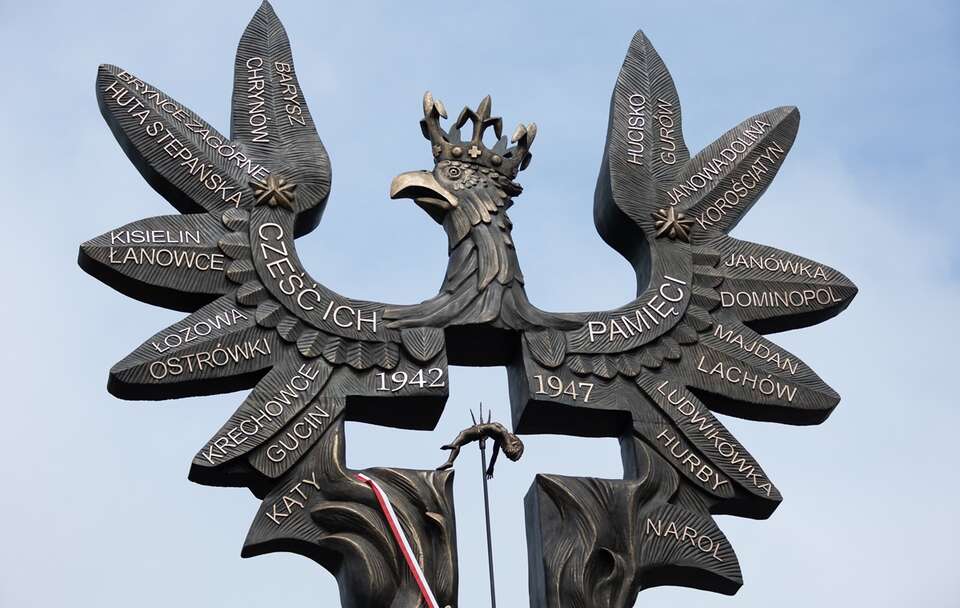 Pomnik ofiar rzezi wołyńskiej w Domostawie / autor: Fratria