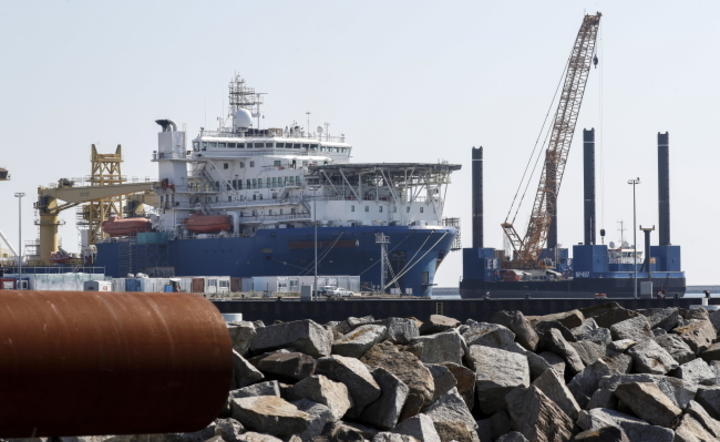 Statek układający rury przy budowie gazociągu Nord Stream 2 stoi zakotwiczony w niemieckim porcie / autor: / autor: PAP/EPA