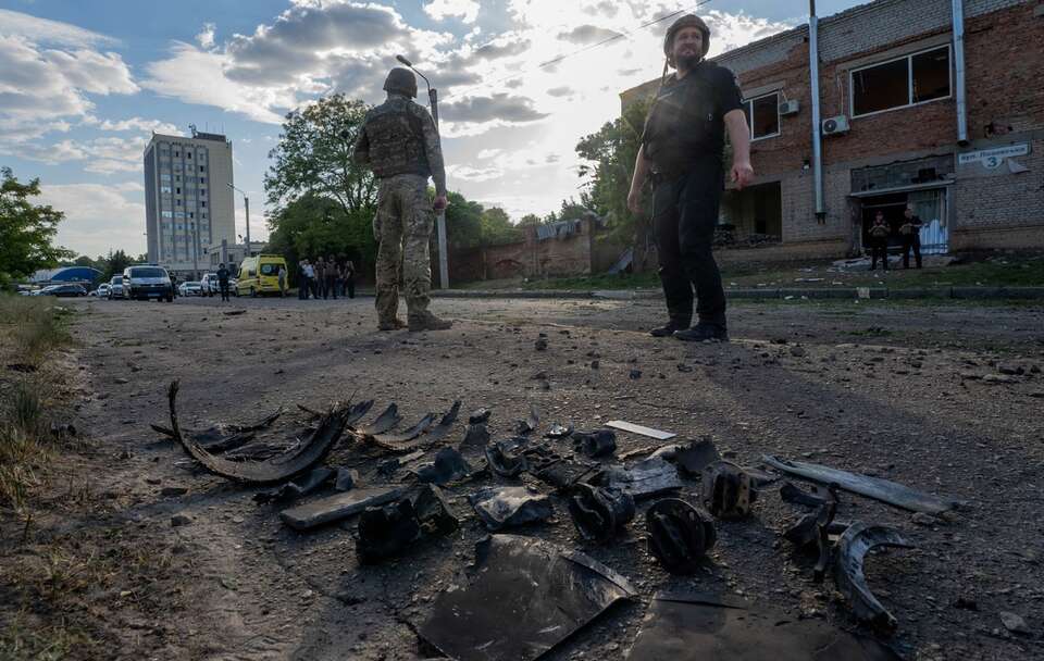 Miejsce rosyjskiego ataku lotniczymi bombami kierowanymi UMPB D-30 w Charkowie / autor: PAP/Mykola Kalyeniak