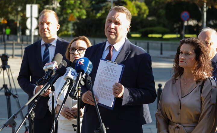 Wiceprezes PiS Przemysław Czarnek (C), posanka PiS Dorota Arciszewska-Mielewczyk (2P), wicerzecznik PiS Mateusz Kurzejewski (L) oraz europosłanka Anna Zalewska (2L) podczas konferencji prasowej  / autor: PAP/Tomasz Gzell
