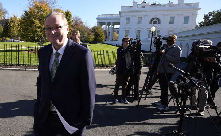 Dyrektor Narodowej Rady Ekonomicznej Białego Domu Kevin Hassett po wywiadzie z dziennikarzami przed Białym Domem / autor: PAP/EPA/YURI GRIPAS 