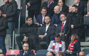 Prezydent RP Karol Naworcki (C) i Prezydent Zabrza Kamil Żbikowski (C-P) na trybunach podczas meczu piłkarskiej Ekstraklasy: Górnik Zabrze - Raków Częstochowa. / autor: PAP/Art Service