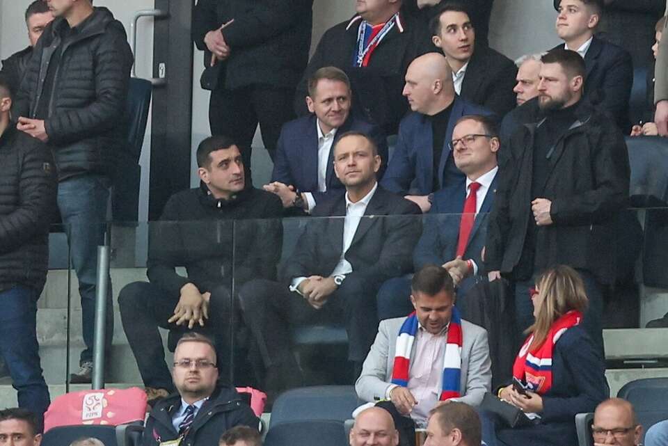 Prezydent RP Karol Naworcki (C) i Prezydent Zabrza Kamil Żbikowski (C-P) na trybunach podczas meczu piłkarskiej Ekstraklasy: Górnik Zabrze - Raków Częstochowa. / autor: PAP/Art Service