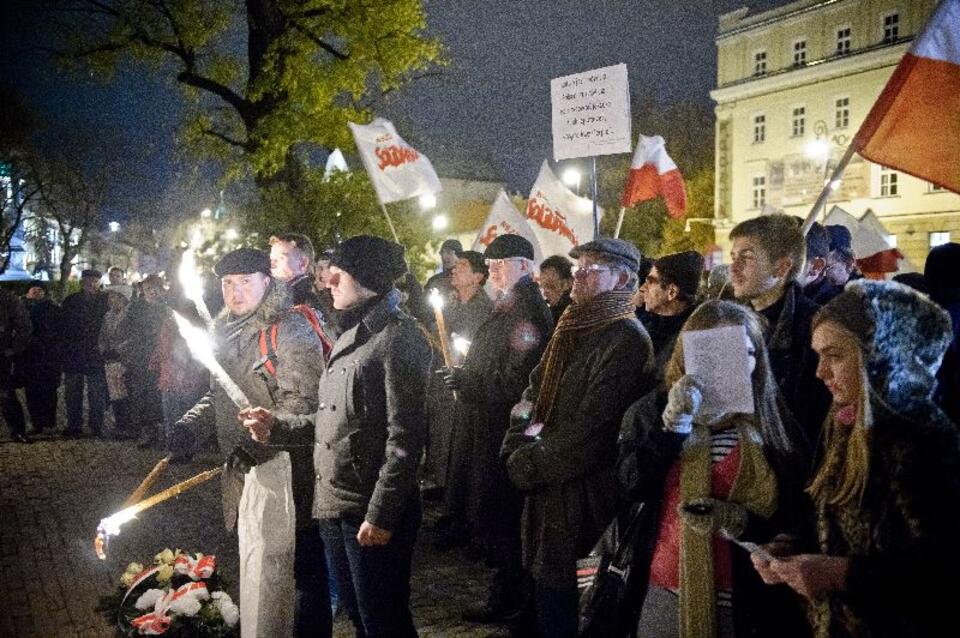 W wigilię Święta Niepodległości i w 10. rocznicę ustawienia na Placu Litewskim w Lublinie pomnika Marszałka Józefa Piłsudskiego, odbył się Lubelski Marsz Niepodległości. (wp/mr) PAP/Wojciech Pacewicz 