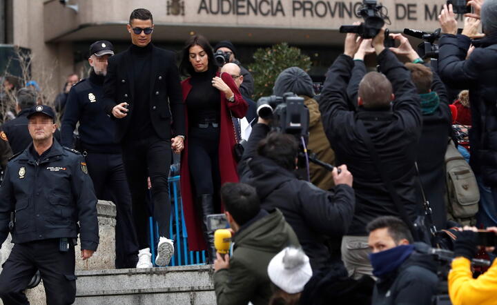 Cristiano Ronaldo i jego partnerka Georgina Rodriguez opuszczają sąd w Madrycie / autor: PAP/EPA/Emilio Naranjo
